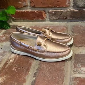 Rose gold metallic Sperry Vida top siders